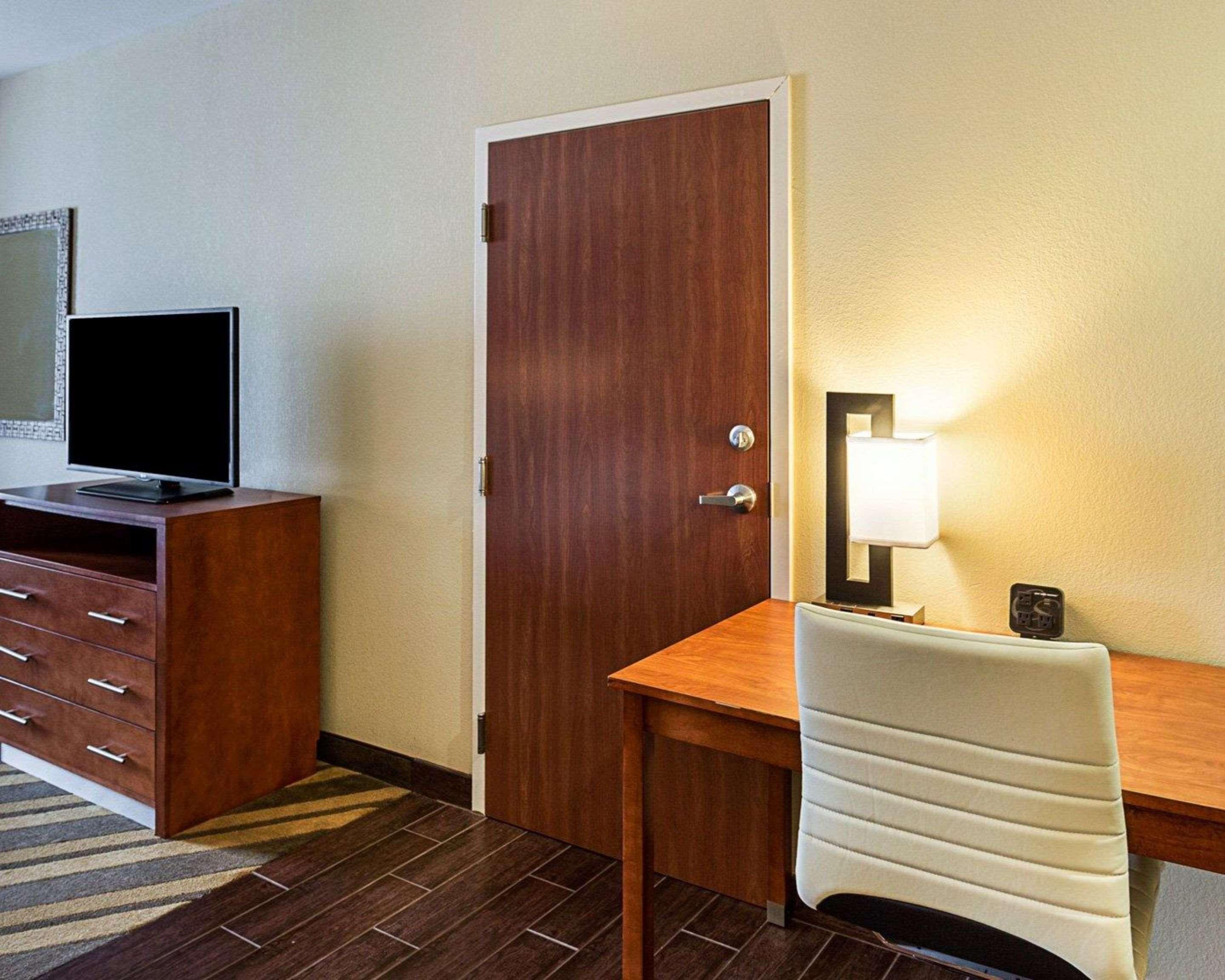 Comfort Suites Near Tanger Outlet Mall Гонзалес Екстериор снимка