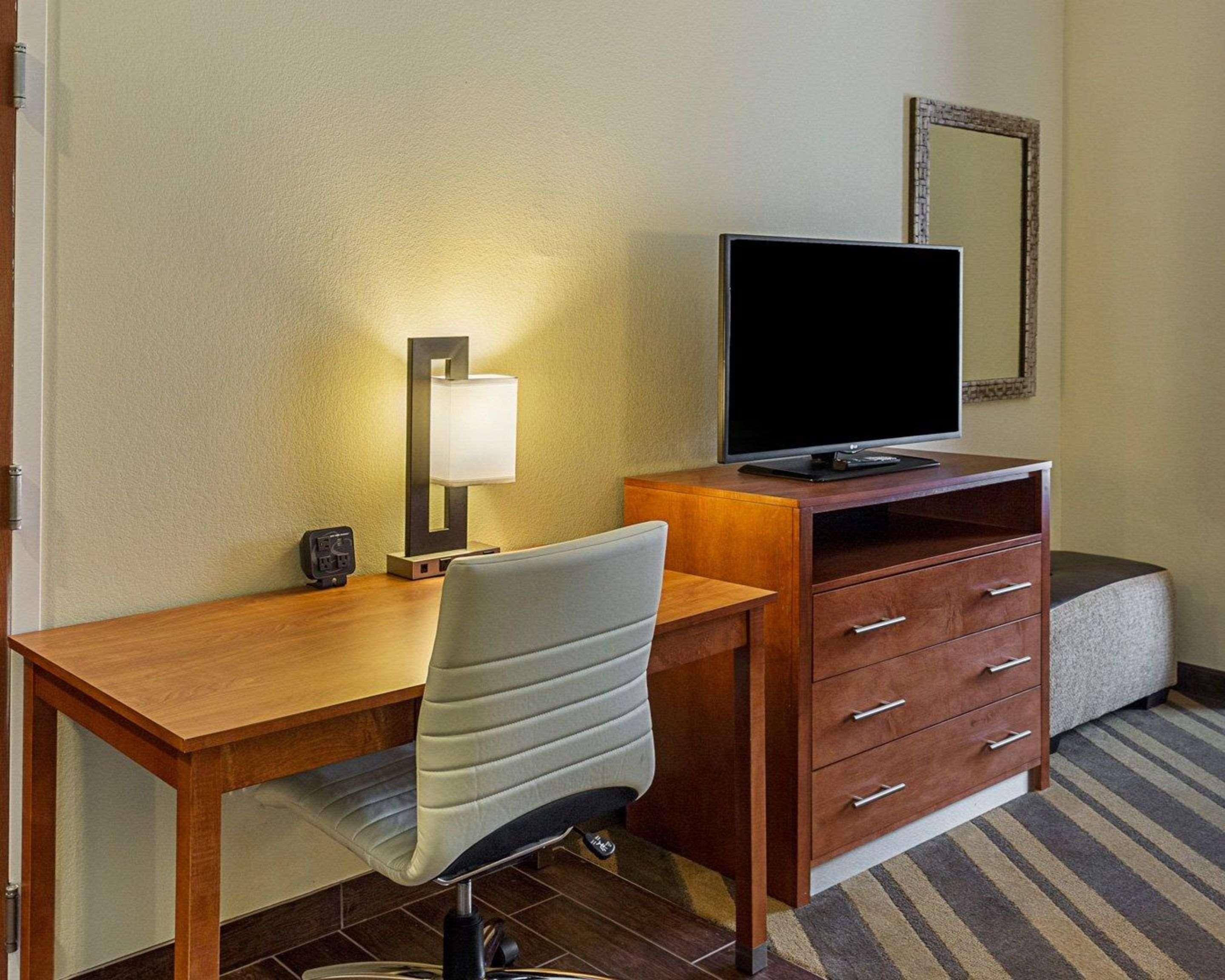 Comfort Suites Near Tanger Outlet Mall Гонзалес Екстериор снимка