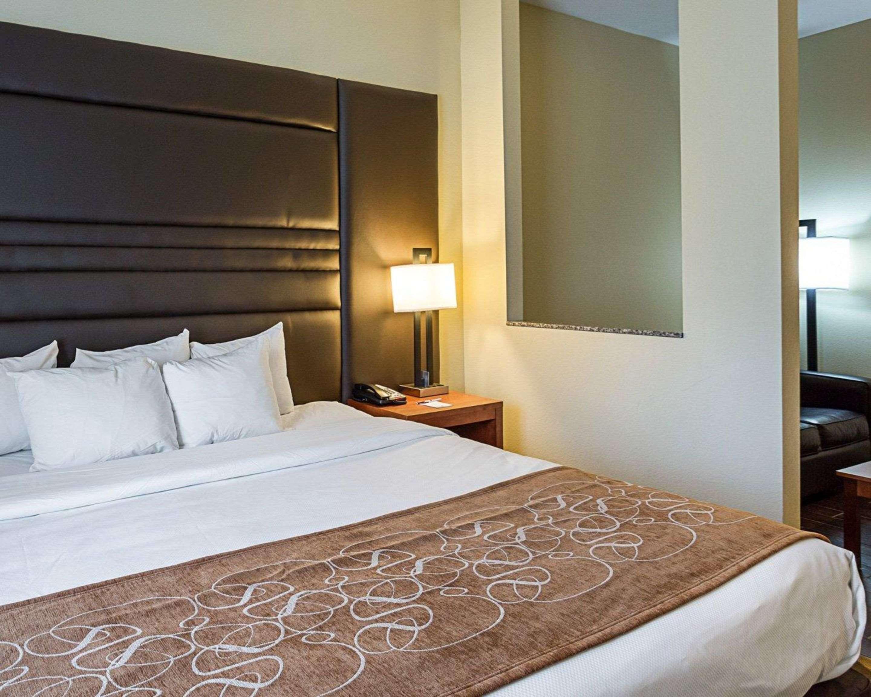 Comfort Suites Near Tanger Outlet Mall Гонзалес Екстериор снимка