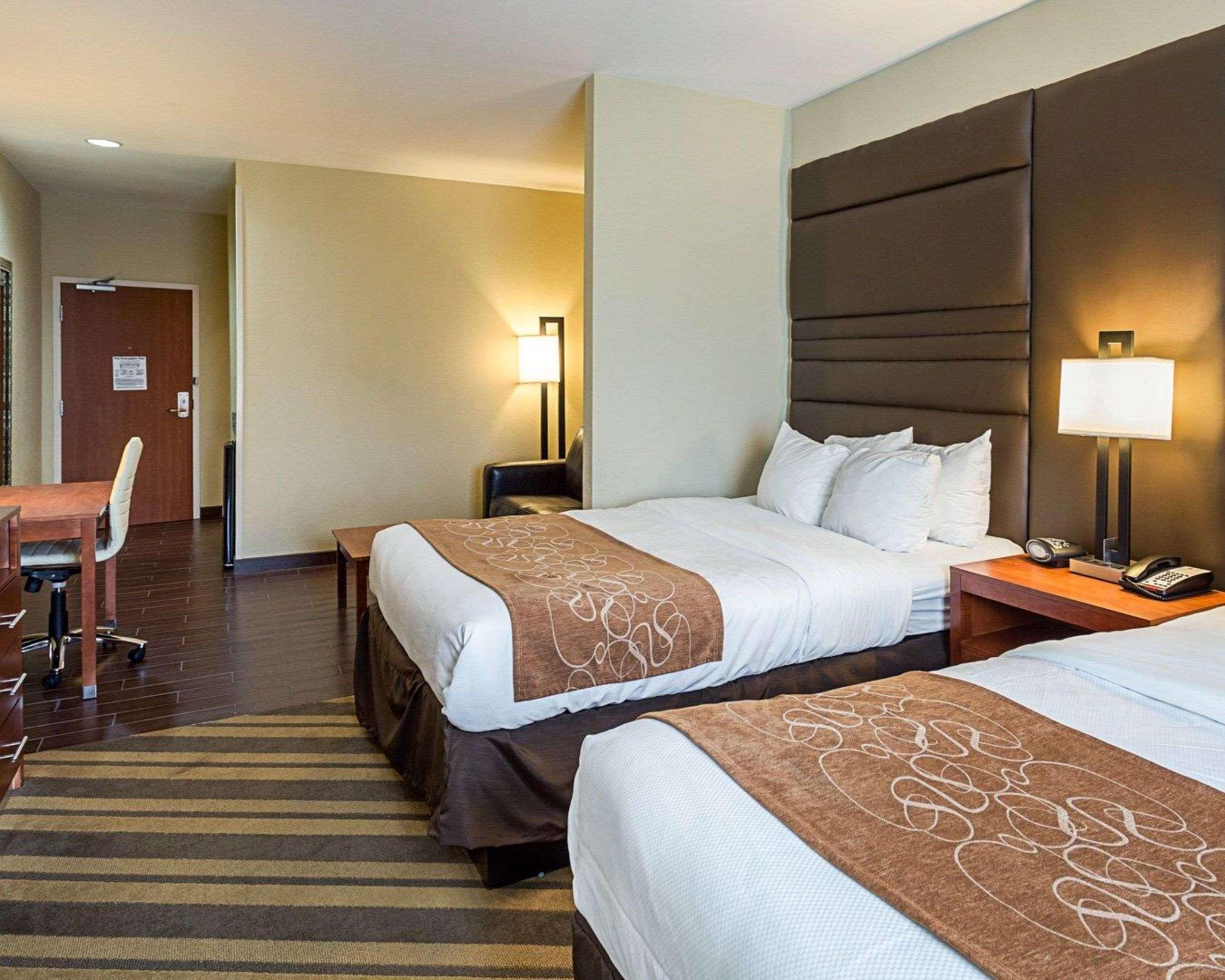 Comfort Suites Near Tanger Outlet Mall Гонзалес Екстериор снимка