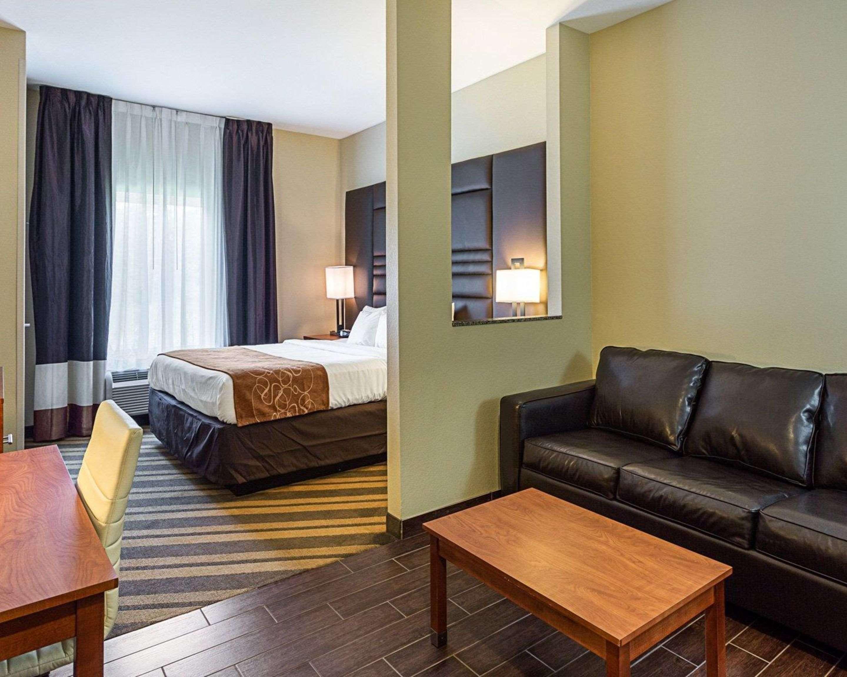 Comfort Suites Near Tanger Outlet Mall Гонзалес Екстериор снимка