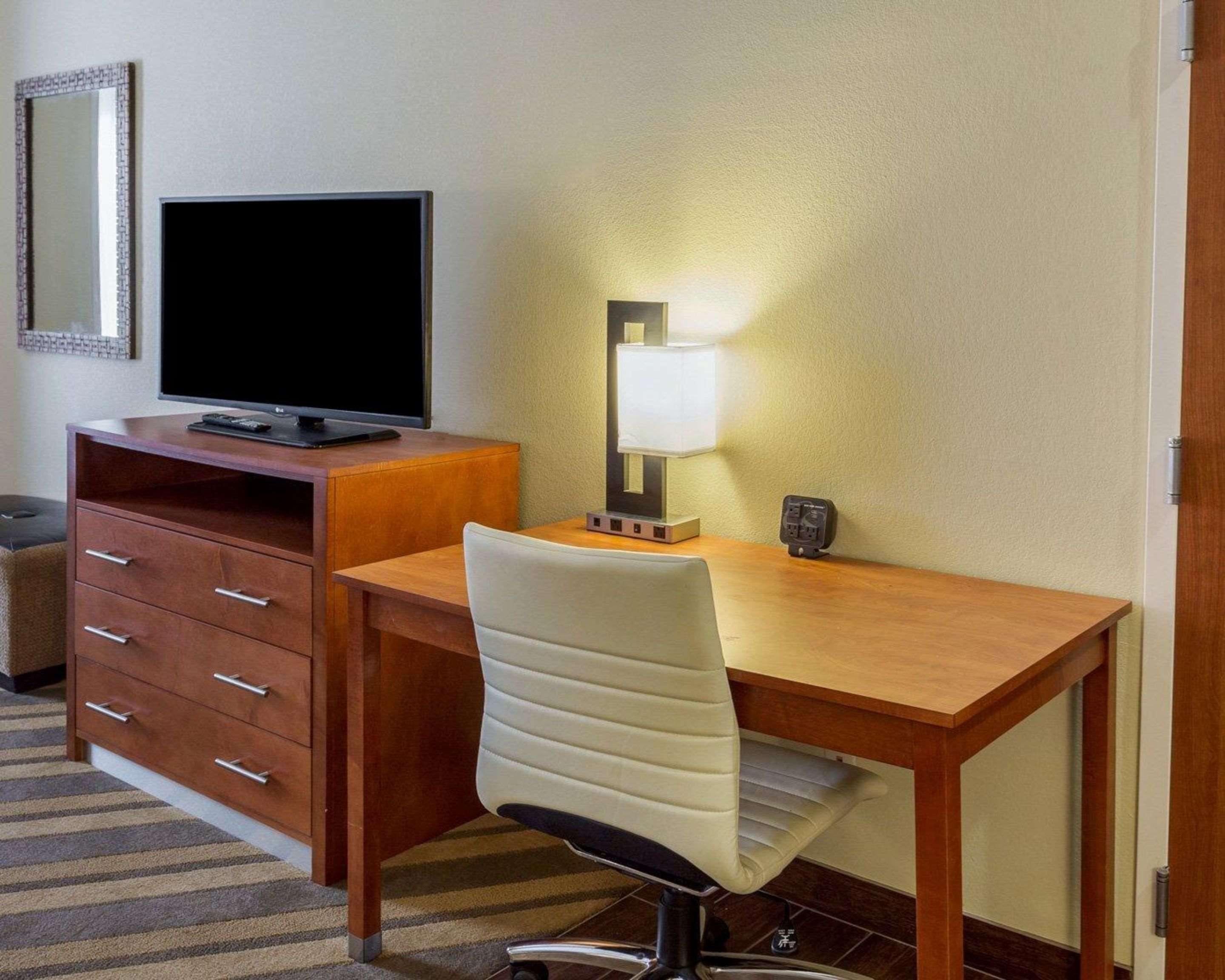 Comfort Suites Near Tanger Outlet Mall Гонзалес Екстериор снимка