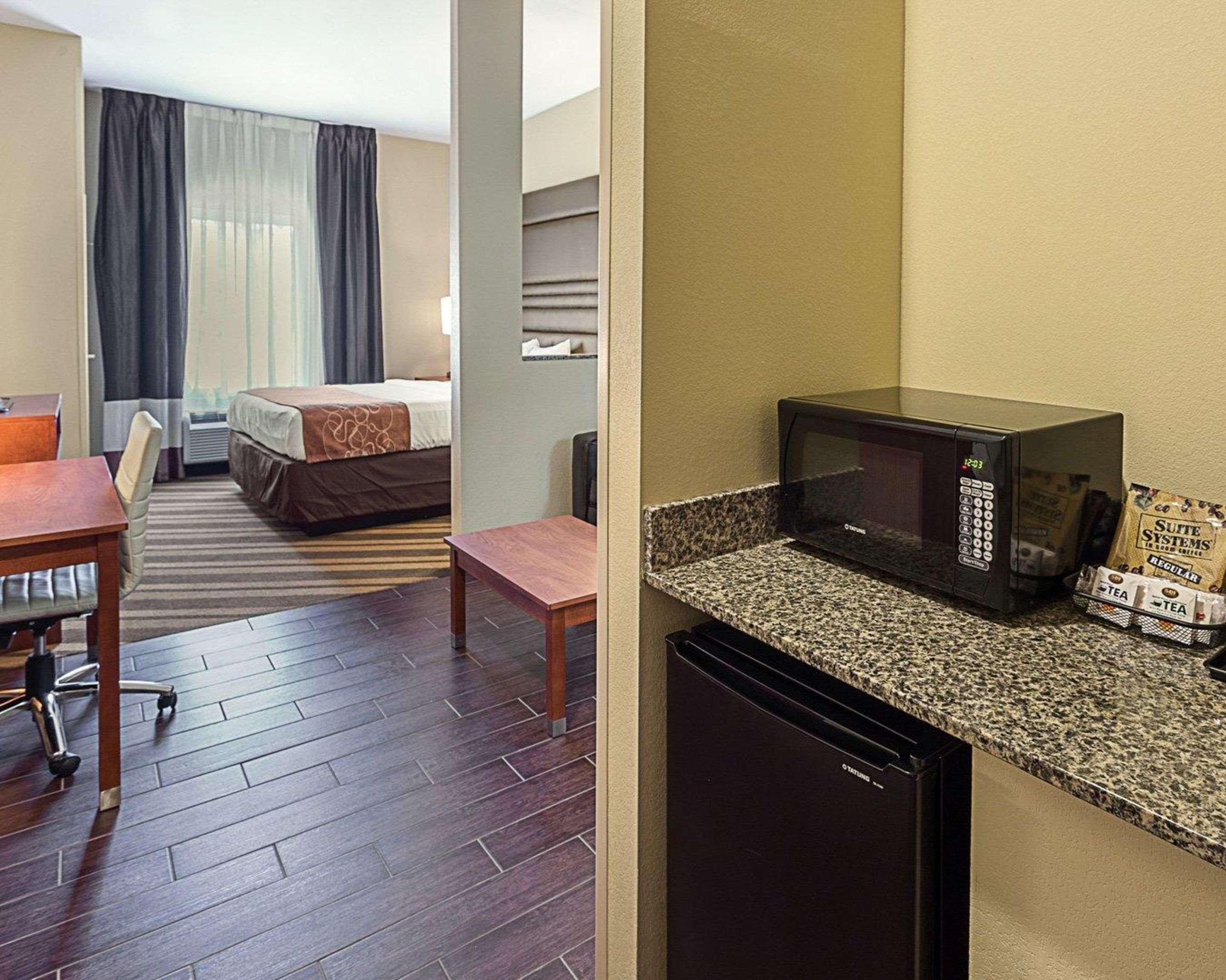 Comfort Suites Near Tanger Outlet Mall Гонзалес Екстериор снимка