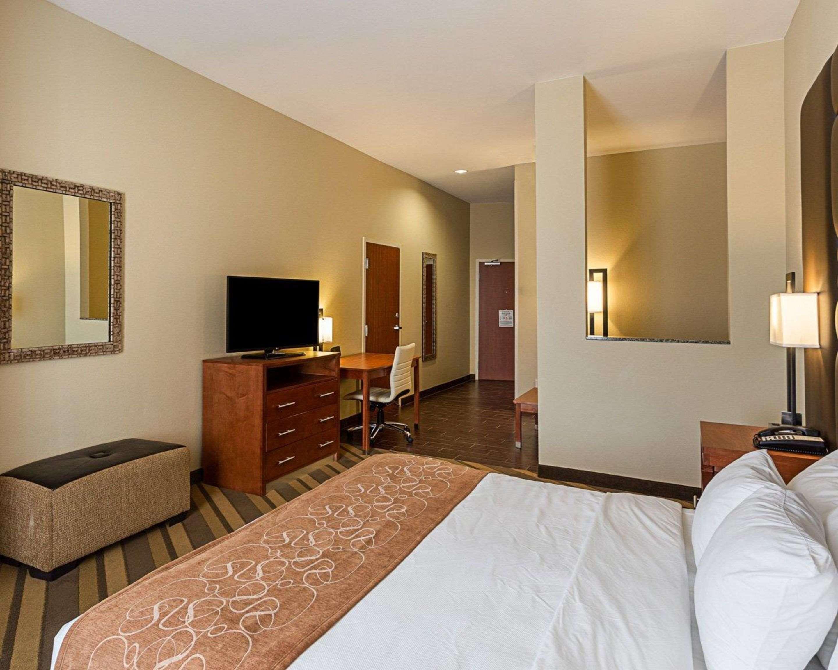 Comfort Suites Near Tanger Outlet Mall Гонзалес Екстериор снимка