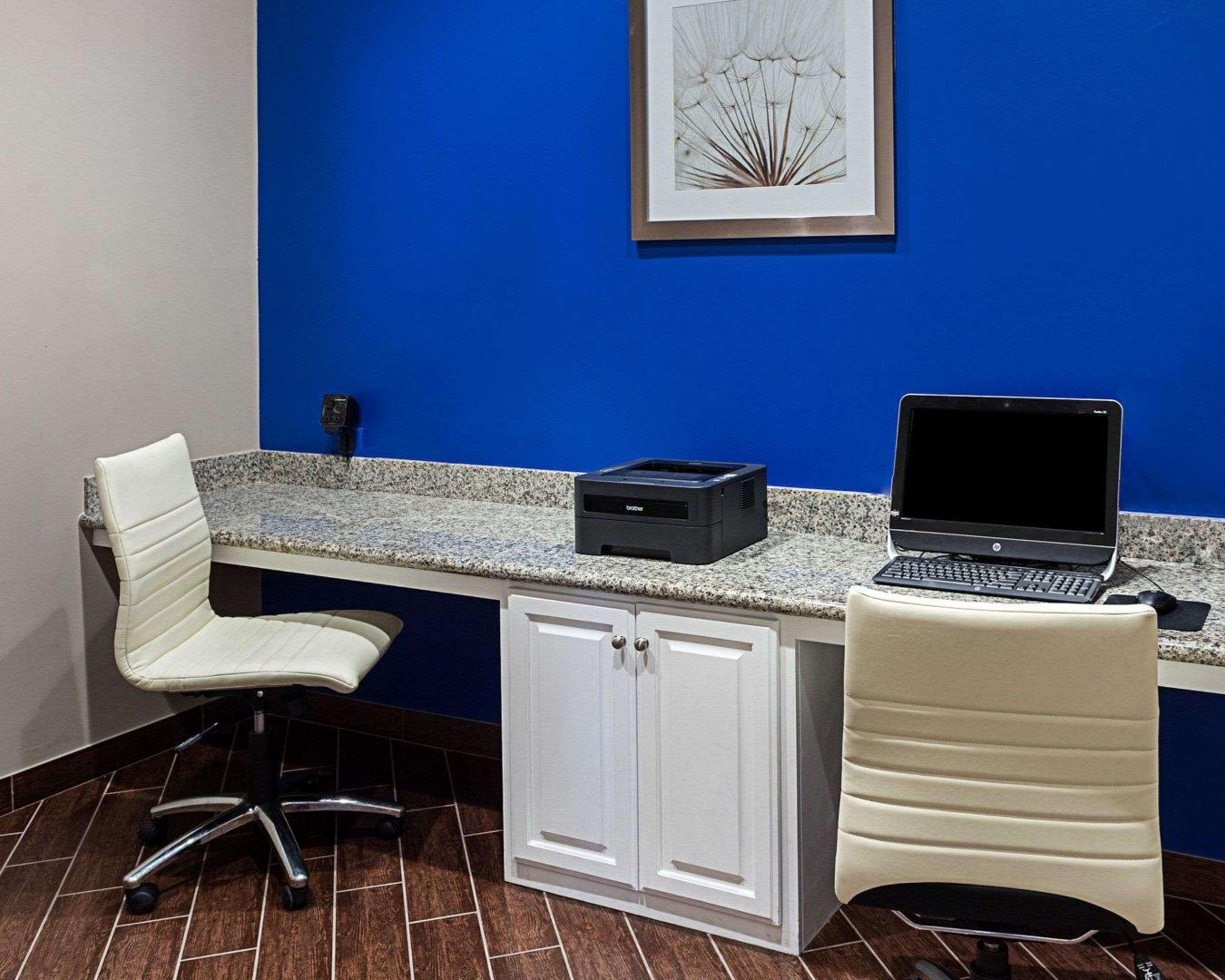Comfort Suites Near Tanger Outlet Mall Гонзалес Екстериор снимка