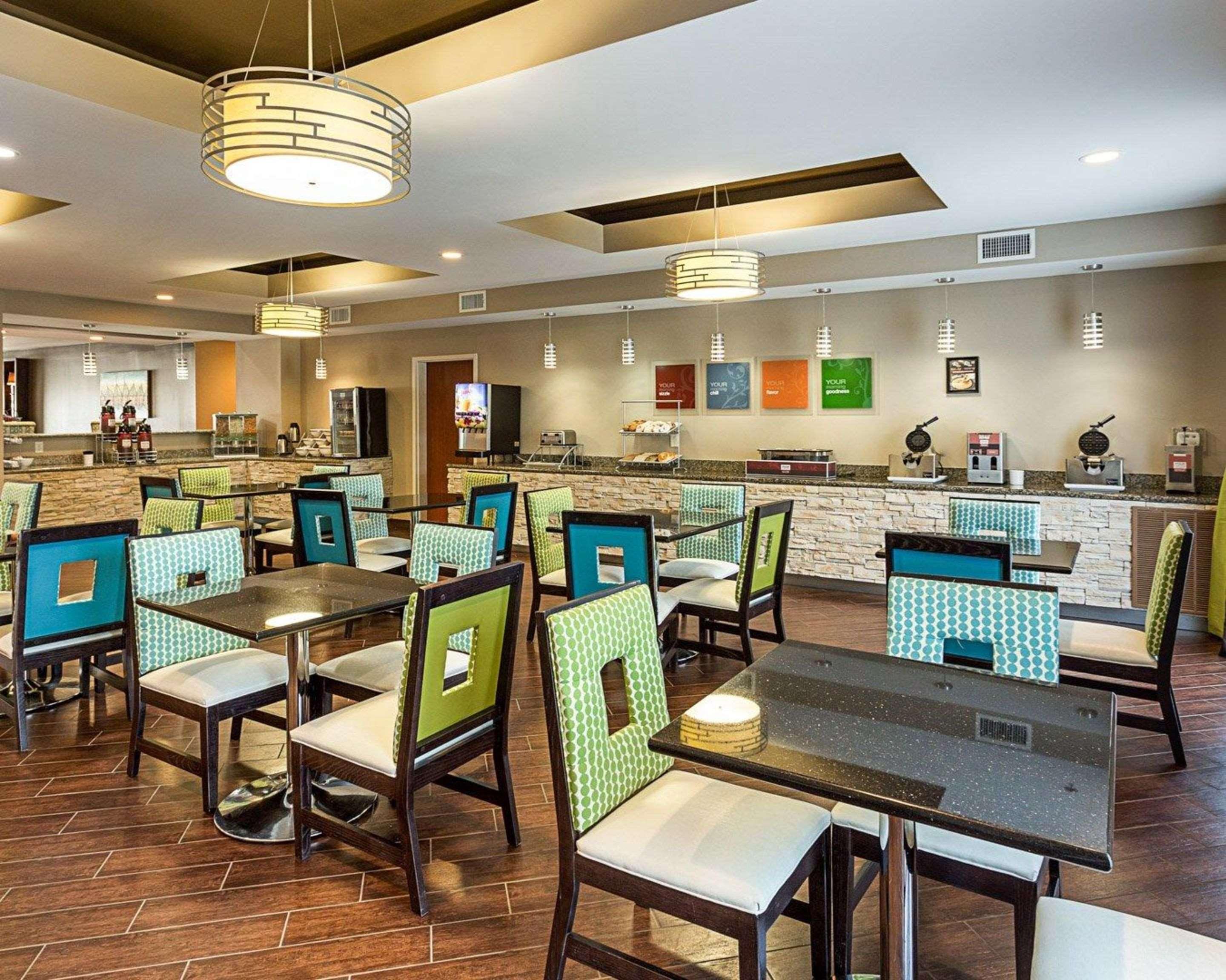 Comfort Suites Near Tanger Outlet Mall Гонзалес Екстериор снимка