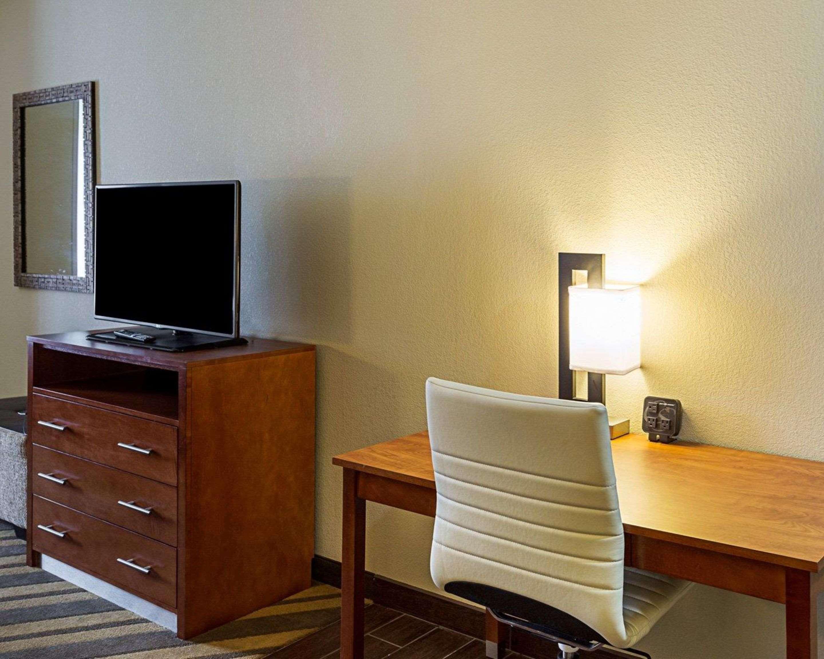 Comfort Suites Near Tanger Outlet Mall Гонзалес Екстериор снимка
