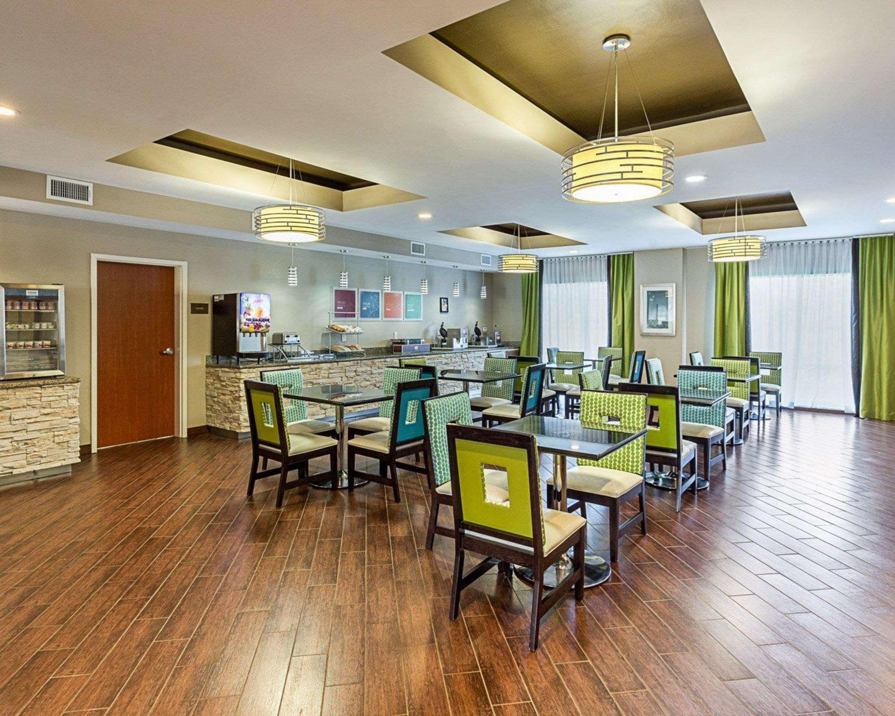 Comfort Suites Near Tanger Outlet Mall Гонзалес Екстериор снимка
