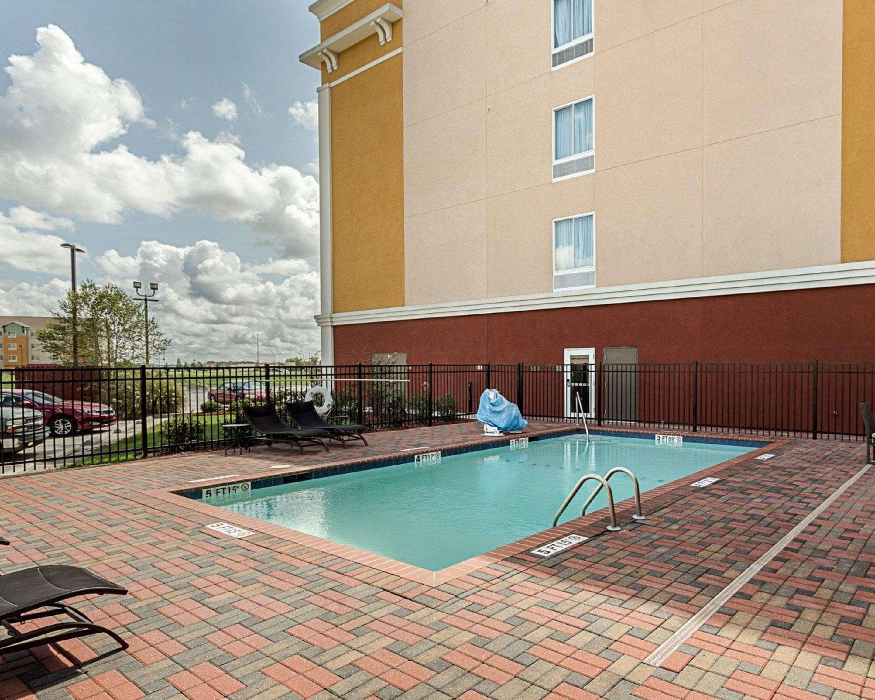 Comfort Suites Near Tanger Outlet Mall Гонзалес Екстериор снимка