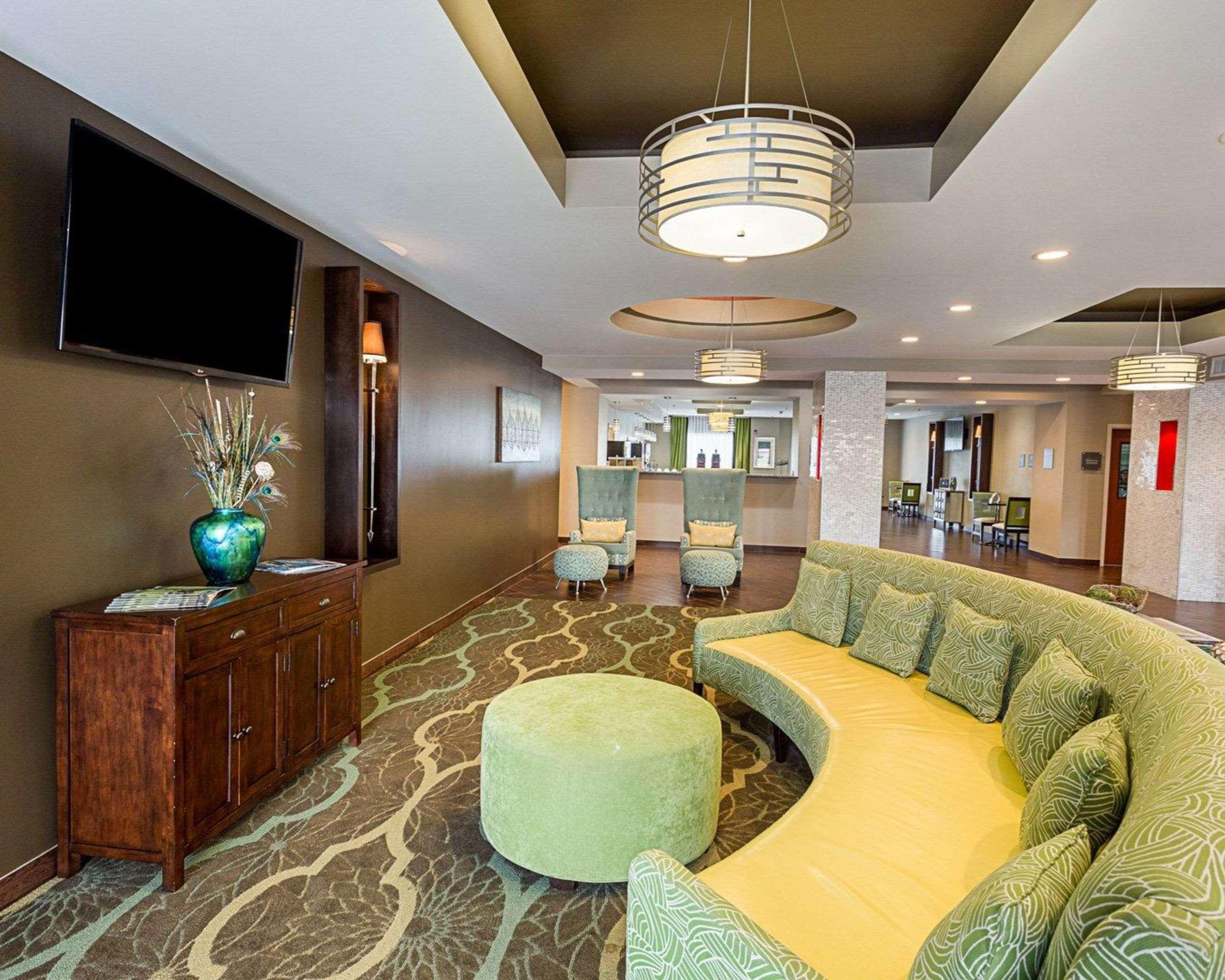 Comfort Suites Near Tanger Outlet Mall Гонзалес Екстериор снимка
