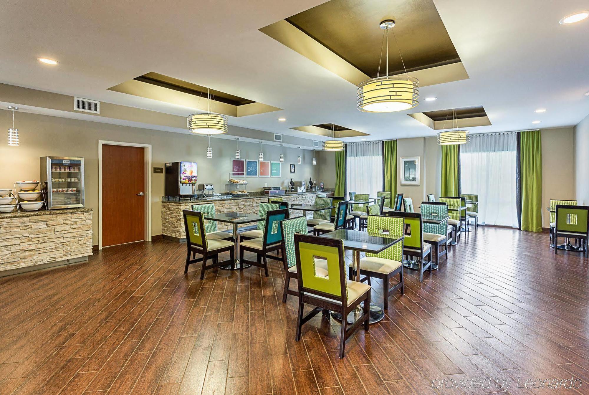 Comfort Suites Near Tanger Outlet Mall Гонзалес Екстериор снимка