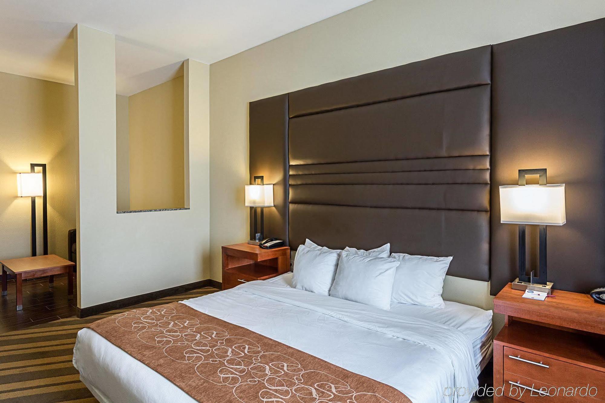Comfort Suites Near Tanger Outlet Mall Гонзалес Екстериор снимка