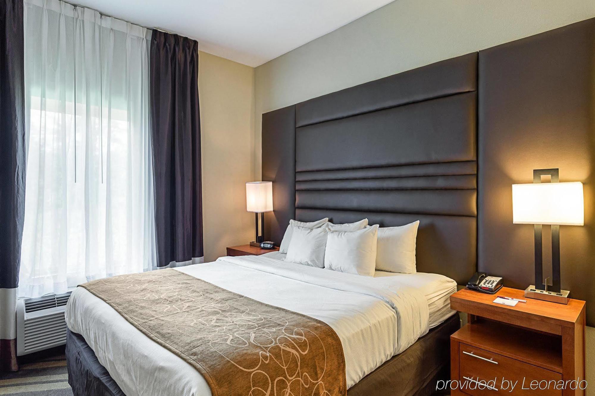 Comfort Suites Near Tanger Outlet Mall Гонзалес Екстериор снимка