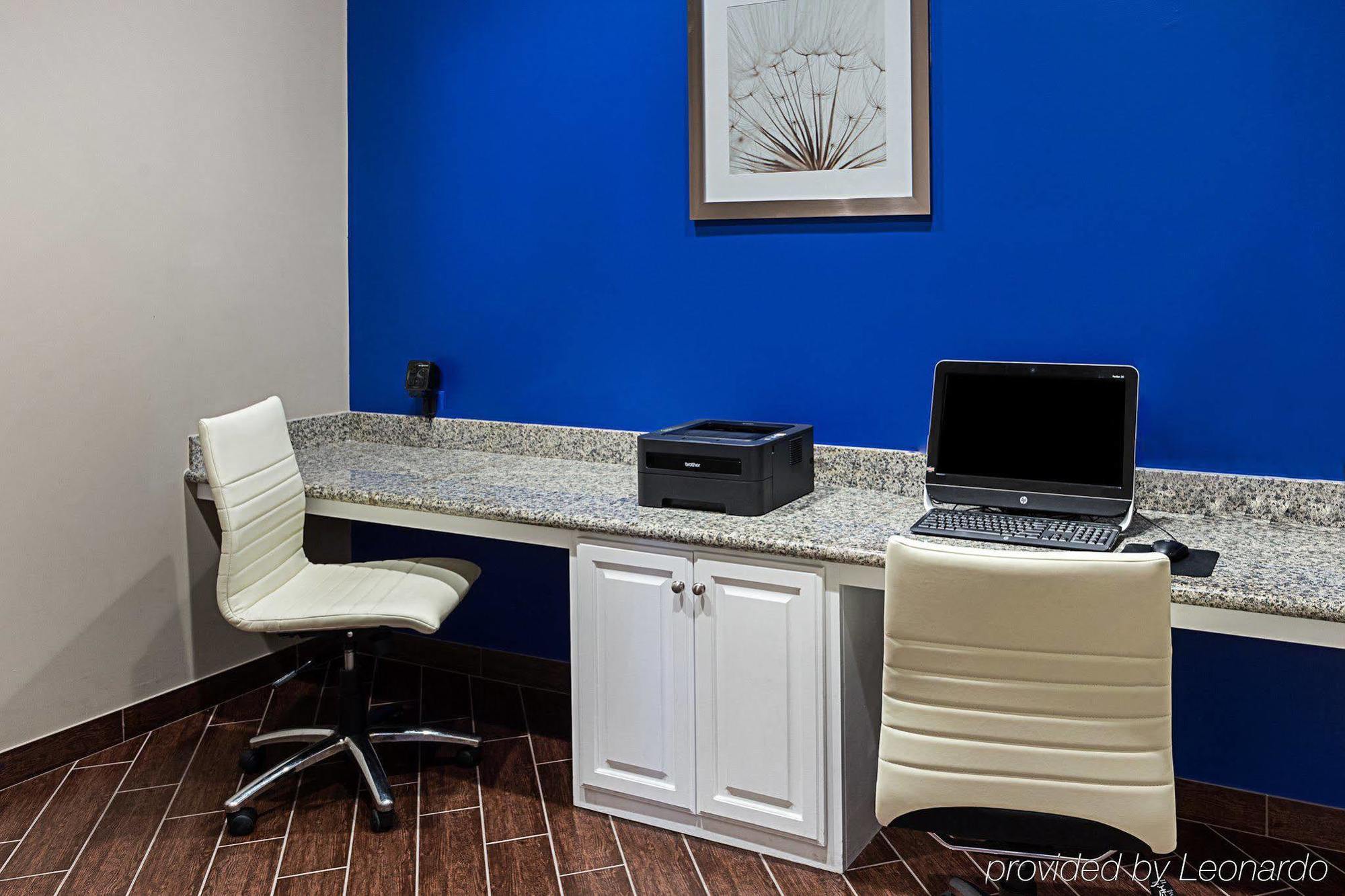 Comfort Suites Near Tanger Outlet Mall Гонзалес Екстериор снимка